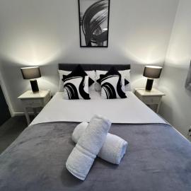 Dovefield House - Modern 3 Bed Home from Home - Alton Towers, Uttoxeter Races, hotel in Uttoxeter
