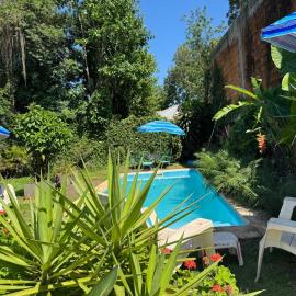 Casa amplia, cómoda en Cataratas con piscina compartida, parrilla, cochera, wifi