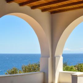 Villa Rouvis with outdoor Hot Tub, hotelli kohteessa Ligaridia