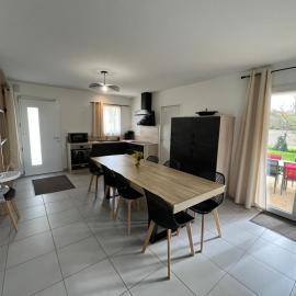 Gîte neuf, à 12mn du Futuroscope, 9 personnes-Le Coquelicot, hotel in Vendeuvre-du-Poitou