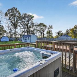 Cozy Retreat with Hot Tub in Peaceful Goshen, hotel v destinácii Goshen