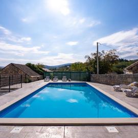 Villa Gloria: Stylish 5-Bedroom Retreat with Private Pool and Stunning Valley Views