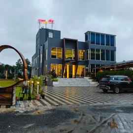 River An Sky Resort, hotel i Wādhiware