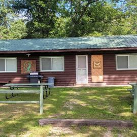 Amazing Cottage with Fire Pit and Fishing in Wellston, Michigan، فندق في Wellston