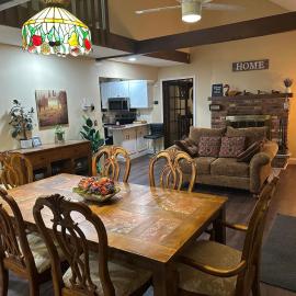 WOW!! Ultimate Pocono Retreat, Hot Tub, Game Room, Deck, Lakes, Skiing, Pools、Long Pondのホテル