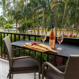 Beach Front Strand Stay-Steps to Beach & Waterpark Townsville, Hotel in North Ward