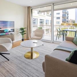 Visionary Hospitality Embrach, Zürich - Premium Apartments with Free Parking, Washer, Kitchen, Rooftop Terrace, Lounge, Bus Stop, Train Station, 15' Airport, hotel di Embrach