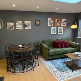 Watford High Street apartment with kitchen & sofa bed