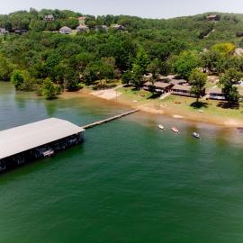 Happy Hollow Resort: Blue Eye şehrinde bir otel