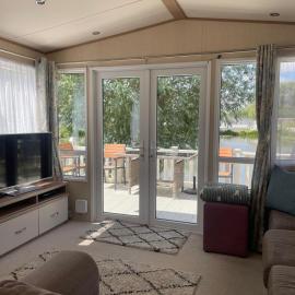 Lake Front 3 Bed Caravan in South Cerney, hotel a South Cerney