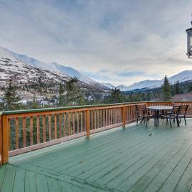 Stunning Alaskan Getaway w/ River & Mtn Views โรงแรมในEagle River