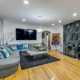 8 Mi to Jones Beach State Park! Cozy Home w/ Porch, khách sạn ở Baldwin