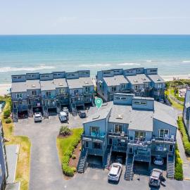 MidCentury Modern Townhome in Topsail!, hotel in North Topsail Beach