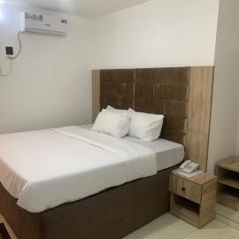 Rosecourt Hotel & Suites, hotel i Enugu