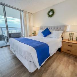 Two Amazing Views in One Spacious Condo Getaway, hotel din Honolulu