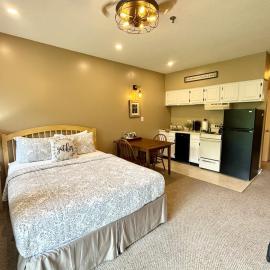 River & Loon Mountain View Studio with Balcony and Pool, Hotel in Lincoln