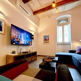 Sliema Unique 4 Bedroom Townhouse Off The Beach, hotel i Sliema