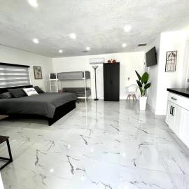 Stylish Studio Retreat Private Entry and Parking