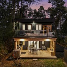 Luxury Lakefront with Sauna & EV, khách sạn ở Washago