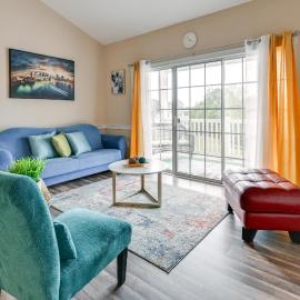 Charming Condo w/ Balcony, 1 Mi to UNC Charlotte!, hotel a Charlotte