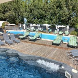 ZEcamping 4 étoiles pet friendly piscine et pétanque au cœur des Alpilles, hotel in Noves