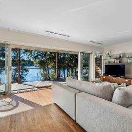 Lakeside - relaxed 3 BR waterfront retreat