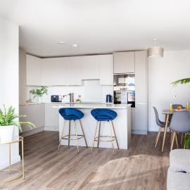 Stylish 2BR Apartments by Luxus Sleeps 6 Central Location