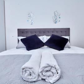 Townhouse in Bloubergstrand, hotel in Cape Town