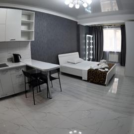 Элегантные Апартаментв 175 в сердце Города Алматы, ЖК Молодежный, hotel in Zhezdi