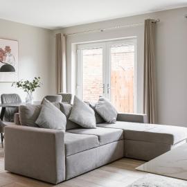 Luxurious 2 Bedroom City Centre Apartment Walking Distance to Everything Sleeps 6