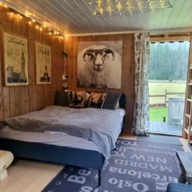 Gårdshytte med lavvu, hund tillatt, sauna, Hotel in Åseral