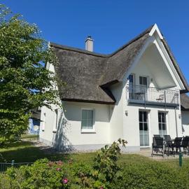 Ferienwohnung Königshörn OG, Helle Wohnung mit Balkon eigenem eingezäuntem Garten und Nähe zum Meer Hunde herzlich willkommen, hotel din Glowe