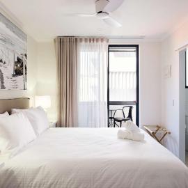 Queen Bed with Balcony at Manly - 3min walk to Corso & Manly Beach, hotel in Sydney