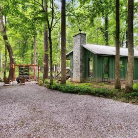 Secluded Romantic Cabin with Hot Tub and Fire Pit, מלון בCosby