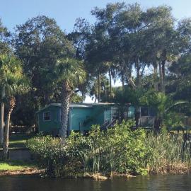 Waterfront Cottage Rental with a Dock on the San Sebastian River, Florida, hotelli kohteessa Sebastian