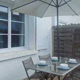 2 Bedroom Awesome Home In Royan، فندق في رويان