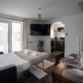 Comfortable Home Near Supermarket with Parking & Garden