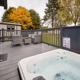 Royal Pines Lodge with Hot tub, hotel in Allerthorpe