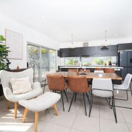 Spacious Retreat with Balcony Patio and Family Comfort، فندق في Doolandella