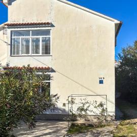 4 Bedroom Lovely Apartment In Banjol