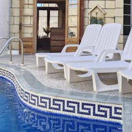 Sunset Castle House with Pool, Hotel in Xagħra