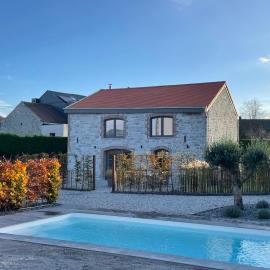 Florennes में, होटल Gîte du Pèlerin à Hanzinne - piscine partagée