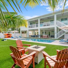 Emerald Oasis Deluxe Waterfront Gem, Heated Pool with Dock