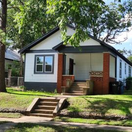 Carmie's 1920 bungalow on Main St, hotel a Denison