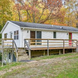 ‘Dirt Road Digs’ - Quiet Home in Lakeville!, hotel in Lakeville