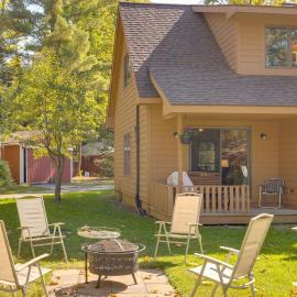 Riverside Serenity - Rivershire Retreat Guesthouse, khách sạn ở Traverse City