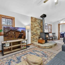 River Access Cabin with Hot Tub, Fire Pit, & WiFi!, Hotel in Morton Grove
