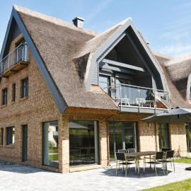 Exklusive Reetdach-Villa Ostseefrische, hotel v mestu Lobbe