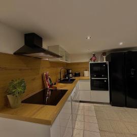 Le Cocoon caché avec piscine parking,terrasse au calme appartement très frais !