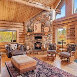 Big Sky Cozy Cabin Lone Peak Views Hot Tub, hotell sihtkohas Gallatin Gateway